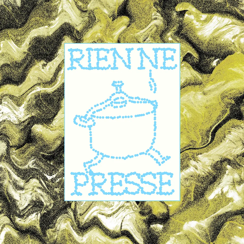 Rien ne presse : une cocotte en pointillés bleu ciel sur une marbrure olive.